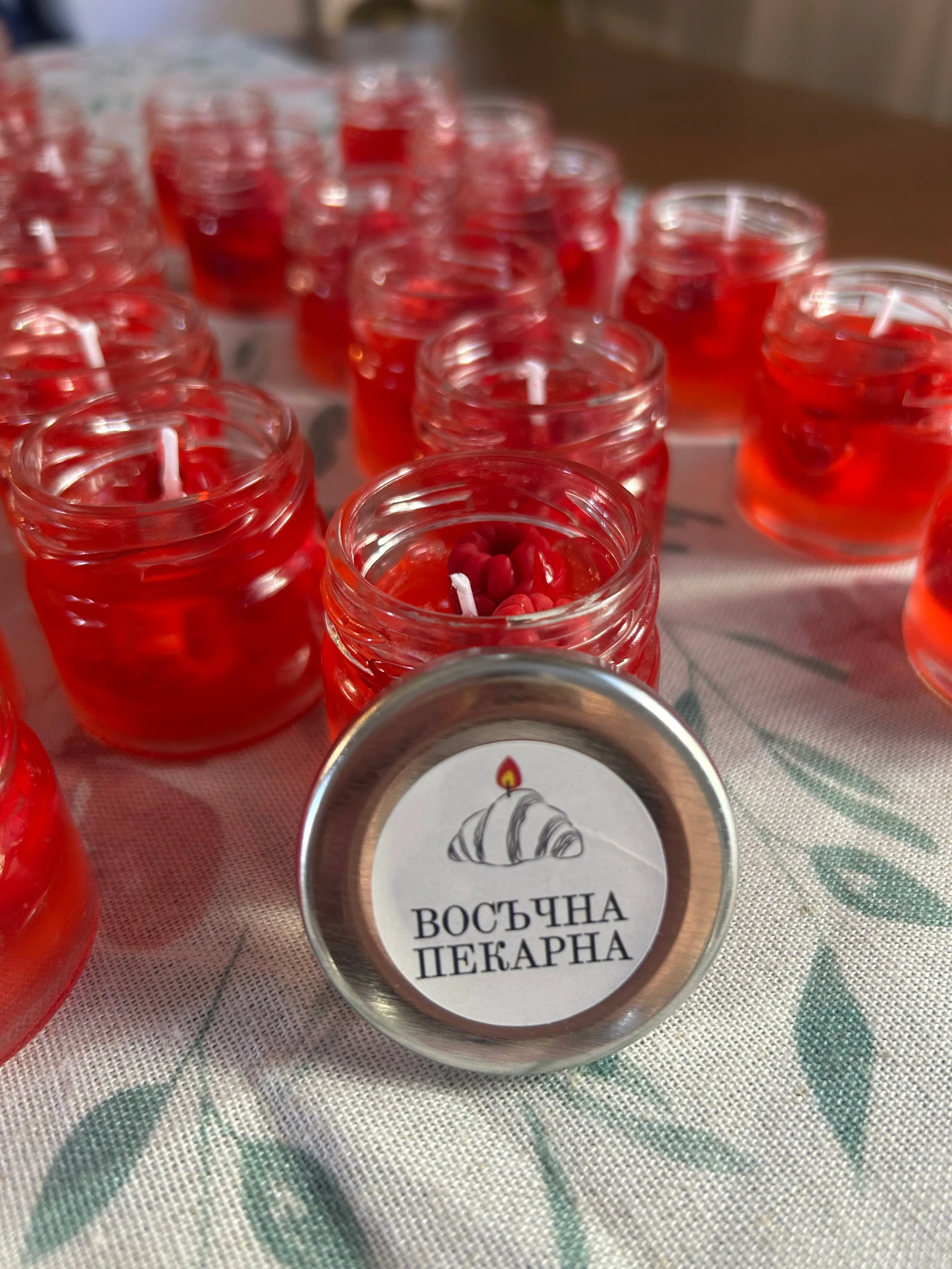 Червени ароматни свещи в стъклени бурканчета
